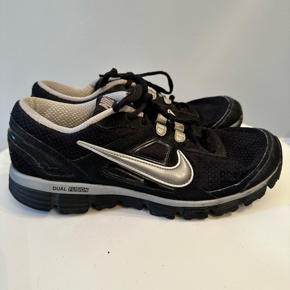 Nike woman’s dual fusion size 7.5 black with silver Nike swoosh